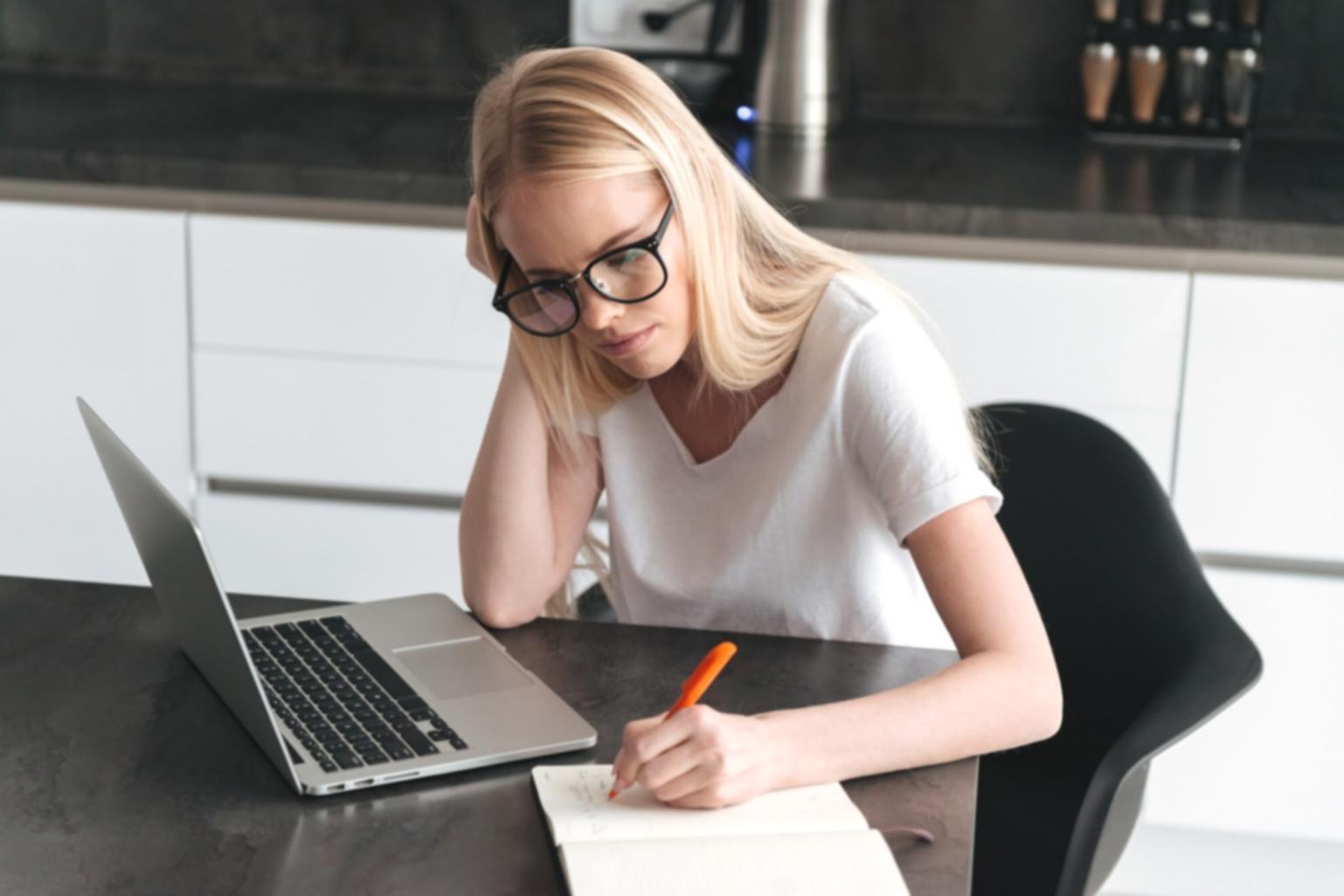 Finanzanalyse Arbeitsplatz mit Dokumenten und Grafiken