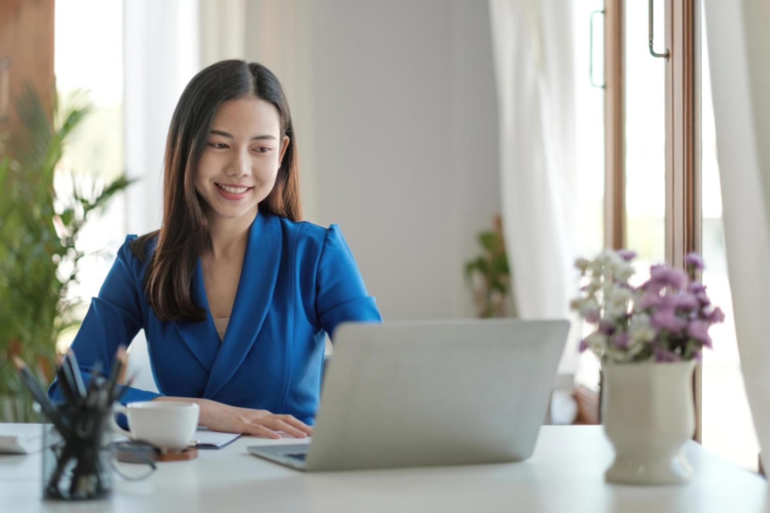 Teilnehmer beim Analysieren von Finanzberichten mit Excel und Dokumenten auf dem Schreibtisch