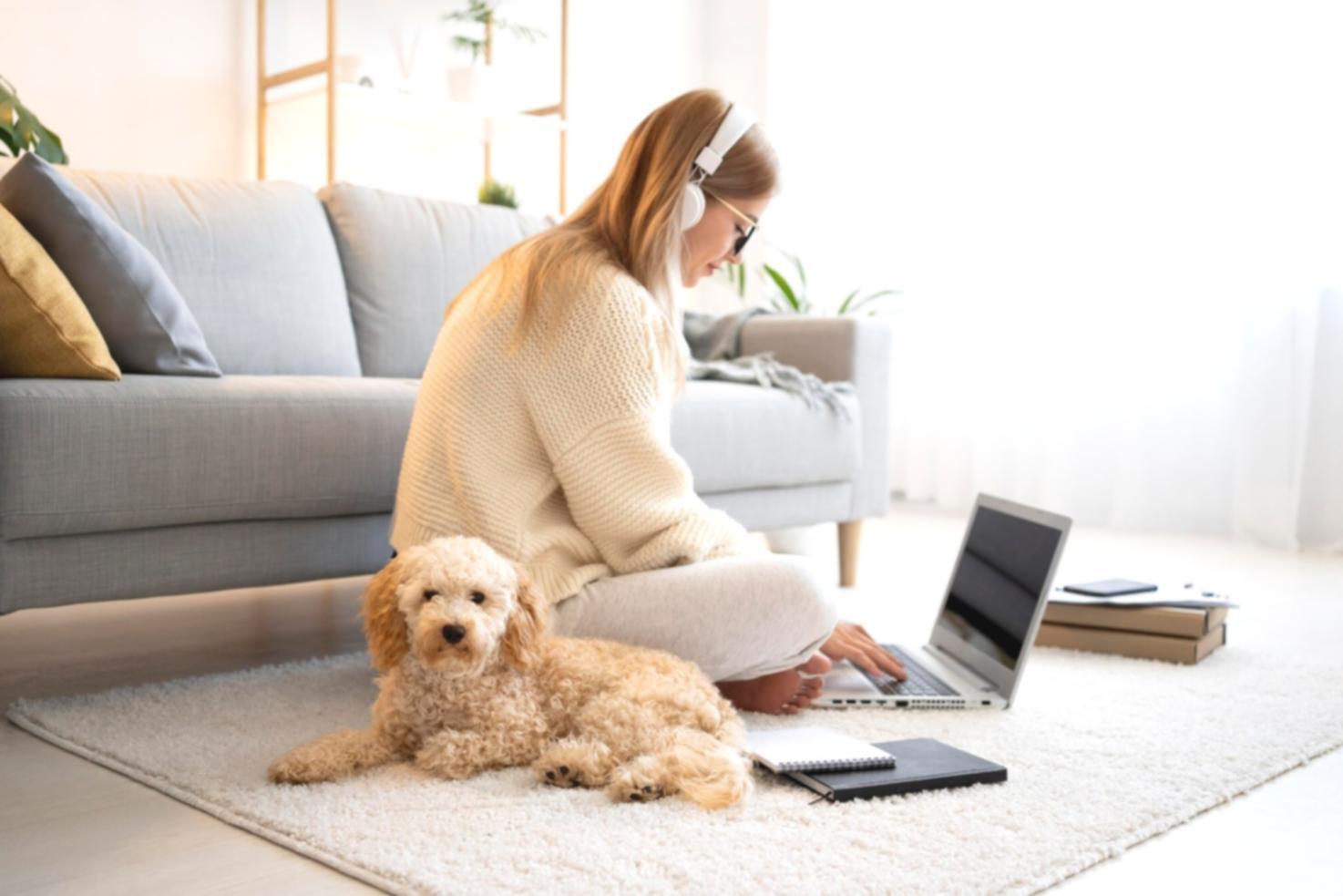 Arbeitsplatz mit Finanzanalysen und Laptop